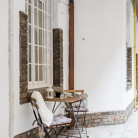 With Ac & Netflix * בודפשט