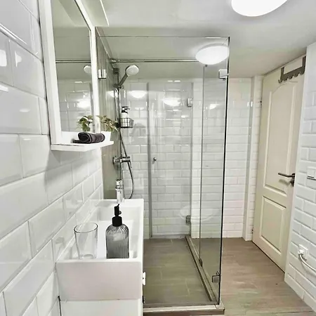 With Ac & Netflix דירה *